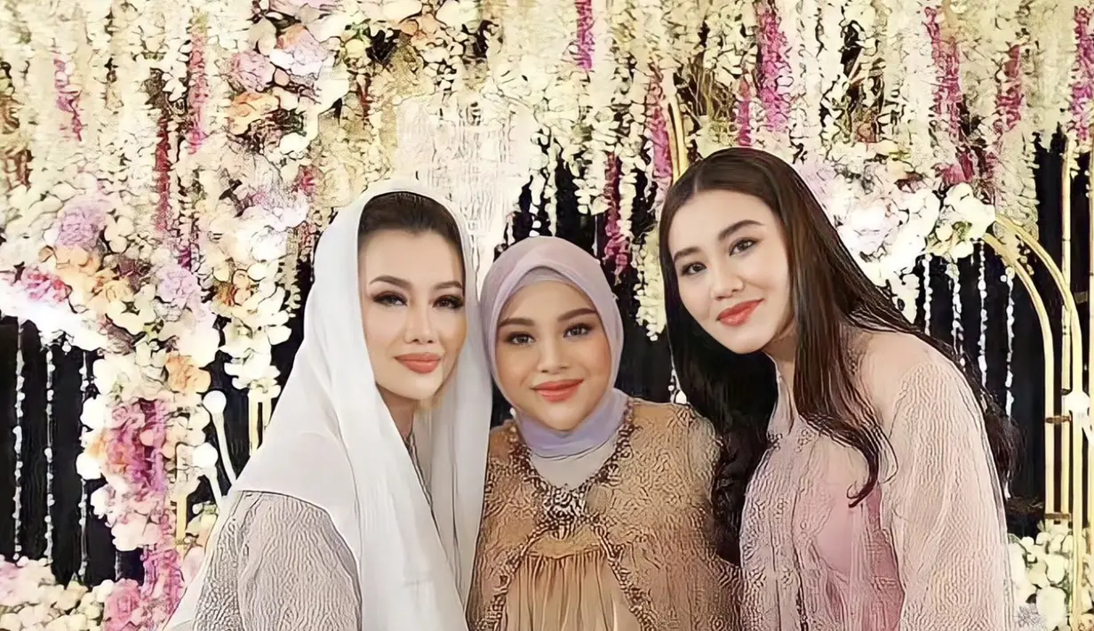 Bahkan pada kesempatan lain, ia juga terlihat begitu akrab. Aaliyah terlihat mengenakan abaya yang begitu anggun. [Foto: instagram/ Aurel Hermansyah]