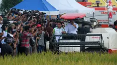 Menteri Pertanian Amran Sulaiman bersama Ketua Umum Himpunan Kerukunan Tani Indonesia (HKTI), Jenderal TNI (Purn) Moeldoko, memanen padi menggunakan mesin di lahan pertanian Desa Karang Layung, Indramayu, Jabar, Kamis (23/11). (Liputan6.com/Pool/Ksatria)