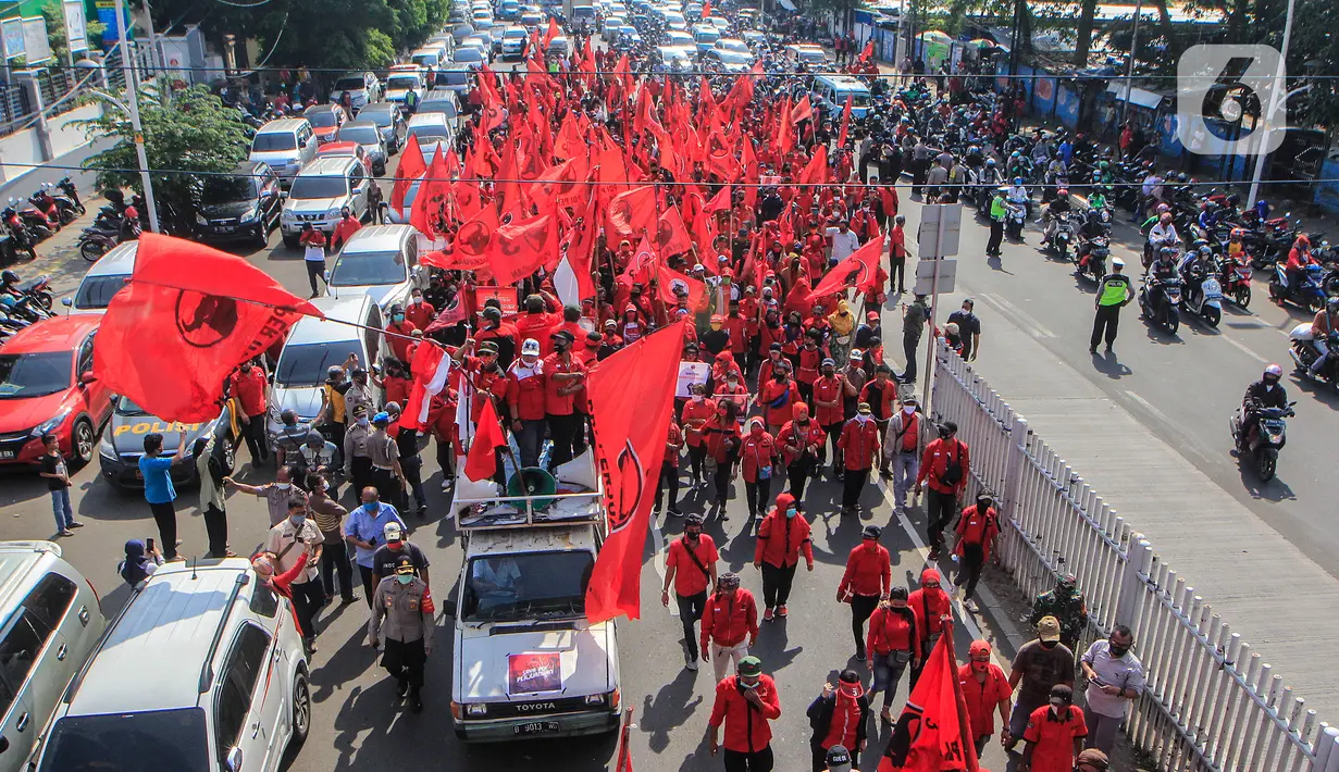 Kader PDIP Jakarta Timur melakukan aksi jalan kaki menuju Polres Jaktim, Kamis (25/6/2020). Ratusan massa simpatisan dan kader PDIP melakukan long march dengan membawa atribut partai politiknya menuntut pembakaran bendera partai pada aksi di depan DPR, Rabu 24 Juni 2020. (Liputan6.com/Johan Tallo)