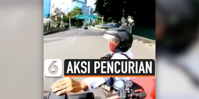VIDEO: Detik-Detik Pemotor Curi Ponsel Pengendara Sekuter di Jalanan