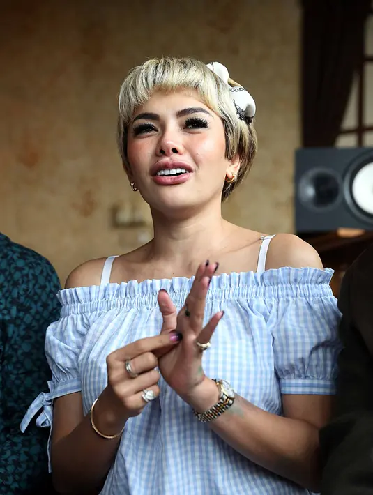 "Niki minta tolong banget sama semua yang benci sama Niki, nggak usah lahi bikin bikin berita hoax, atau pura pura ngetwiit. Kasihanilah Niki, Niki adalah seorang janda anak dua cari kerja sendiri," lanjutnya. (Nurwahyunan/Bintang.com)