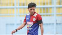 MENGENANG PELATIH - Untuk mengenang mendiang Suharno, Ahmad Bustomi dkk. di Arema dan tim kontestan lain di penyisihan Grup B bakal menggunakan pita hitam. (Bola.com/Kevin Setiawan)