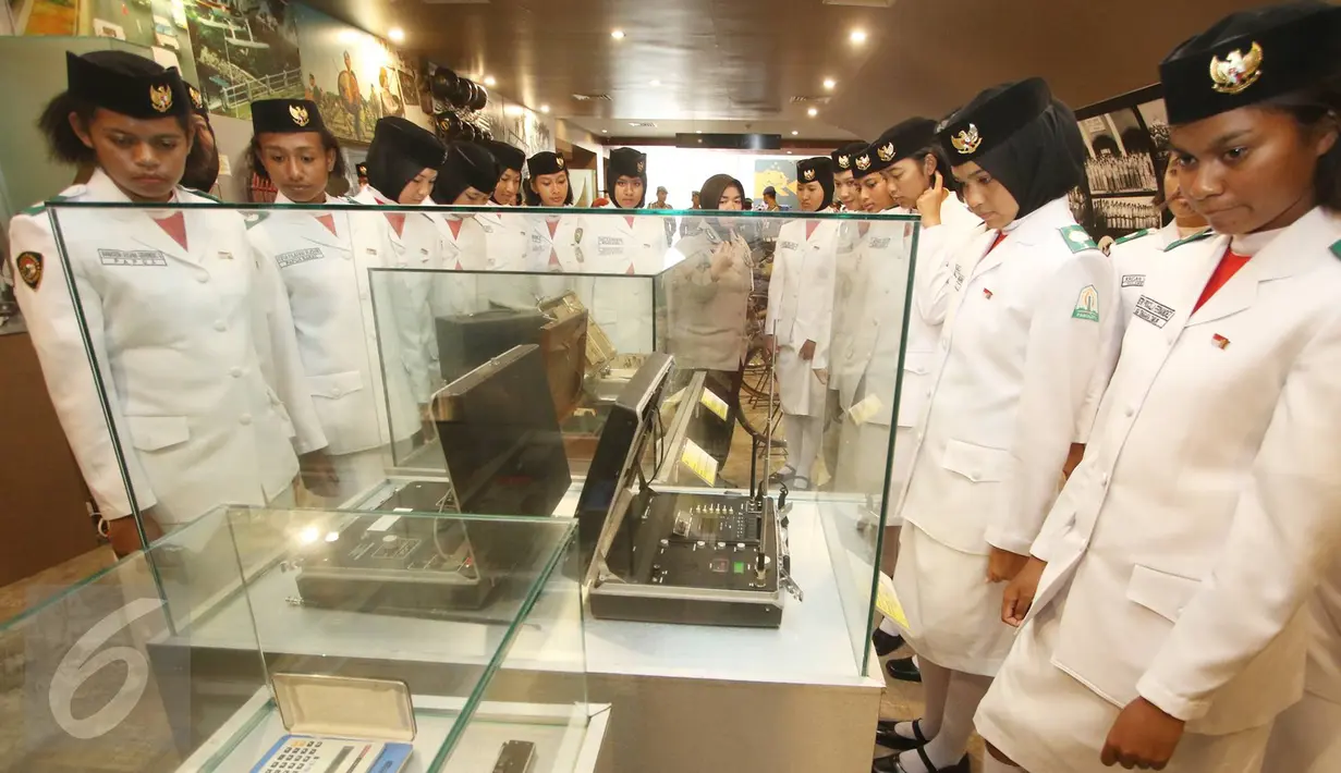 Pasukan pengibar bendera pada HUT RI ke-71 melihat koleksi Museum Polri, Jakarta, (19/8). Kunjungan mereka untuk mengetahui gambaran sejarah dan kinerja polisi secara lebih dekat. (Liputan6.com/Immanuel Antonius)