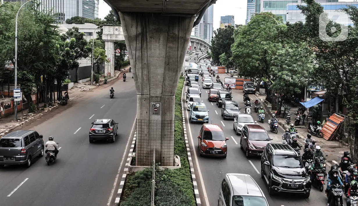 Kendaraan berjalan tersendat saat melintas di Jalan Kapten Tendean, Mampang Prapatan, Jakarta, Senin (5/4/2021). Kemacetan arus lalu lintas dari arah Jalan Kapten Tendean menuju kawasan Blok M itu disebabkan adanya proyek galian kabel Sarana Jaringan Utilitas Terpadu. (merdeka.com/Iqbal S Nugroho)