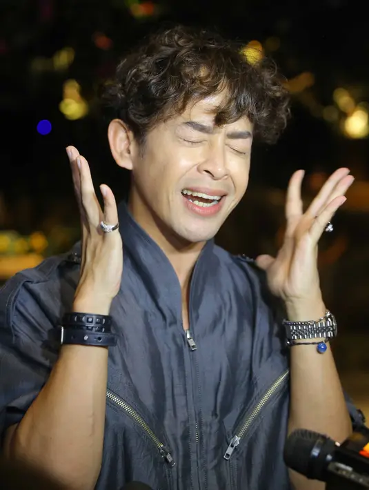 Dave Hendrik belum lama ini diserang oleh penggemar Ayu Ting Ting yang biasa disebut Balajaer melalui media sosial. Notifikasi terus menerus hingga akhirnya handphonenya tak lagi berfungsi lantaran batre habis.  (Nurwahyunan/Bintang.com)