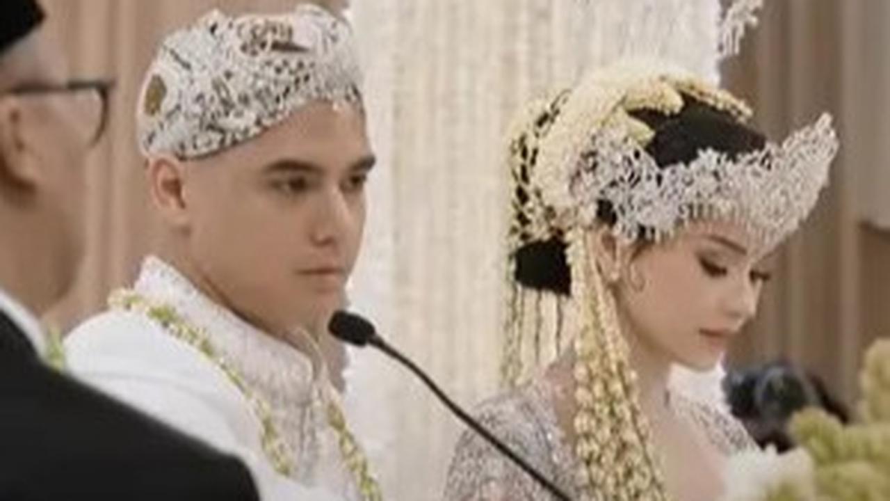 Potret Detail Dekorasi Akad Nikah Al Ghazali dan Alyssa Daguise, Elegan dengan Nuansa Gold dan Putih