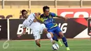 Pesepakbola Martapura FC, Abdul Rahman (kiri) berebut bola dengan I Made Wirahadi (Persiba) di lanjutan Piala Presiden 2015 di Stadion Si Jalak Harupat, Bandung, Minggu (9/6/2015). Martapura kalah 2-3 dari Persiba. (Liputan6.com/Helmi Fithriansyah)