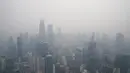 Pemandangan saat kabut asap menyelimuti Kuala Lumpur, Malaysia, Rabu (18/9/2019). Kebakaran hutan Indonesia menyebarkan kabut asap hingga Malaysia dan Singapura. Menurut BMKG, kabut asap akibat kebakaran hutan di Indonesia terbawa angin ke Malaysia dan Singapura. (AP Photo/Vincent Thian)