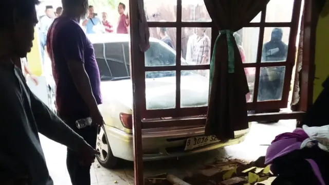 Lansia di Depok Tewas Tertabrak Mobil yang Baru Dinyalakan