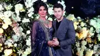 Pasangan aktris Bollywood Priyanka Chopra dan musisi Nick Jonas berpose untuk resepsi pernikahan mereka di Mumbai, India, Rabu (19/12). Resepsi kedua Priyanka Chopra dan Nick Jonas hanya mengundang kerabat dan teman dekat. (AP/Rajanish Kakade)