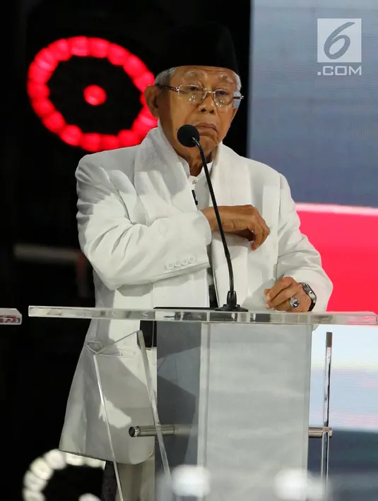 Cawapres nomor urut 01 Ma'ruf Amin saat beradu gagasan selama Debat Pilpres 2019 kelima di Hotel Sultan, Jakarta, Sabtu (13/4). Debat kelima merupakan debat terakhir dalam masa kampanye dan mengambil tema Ekonomi, Kesejahteraan Sosial, Keuangan dan Investasi. (Liputan6.com/Johan Tallo)