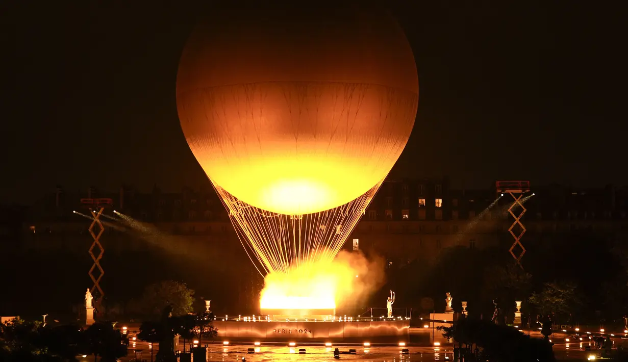 Paris 2024 mendobrak sejarah dengan menggelar opening ceremony di atas Sungai Seine. (AP Photo/Rebecca Blackwell)