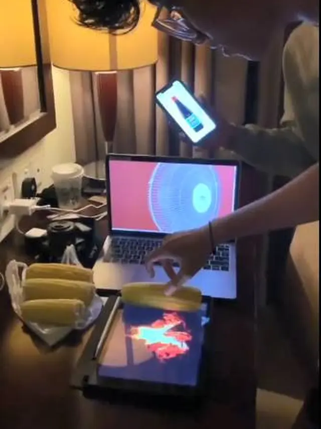 Rayakan Tahun Baru Serba Digital, Aksi Bakar-Bakar Jagung Ini pun Viral