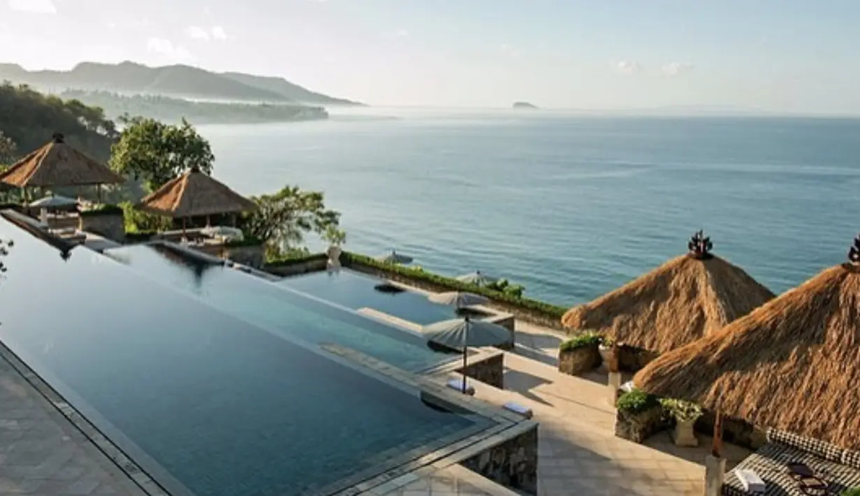 Amankila juga memiliki fasilitas sempurna, salah satunya infinity pool. [Foto: Instagram/ AmankilaBali]