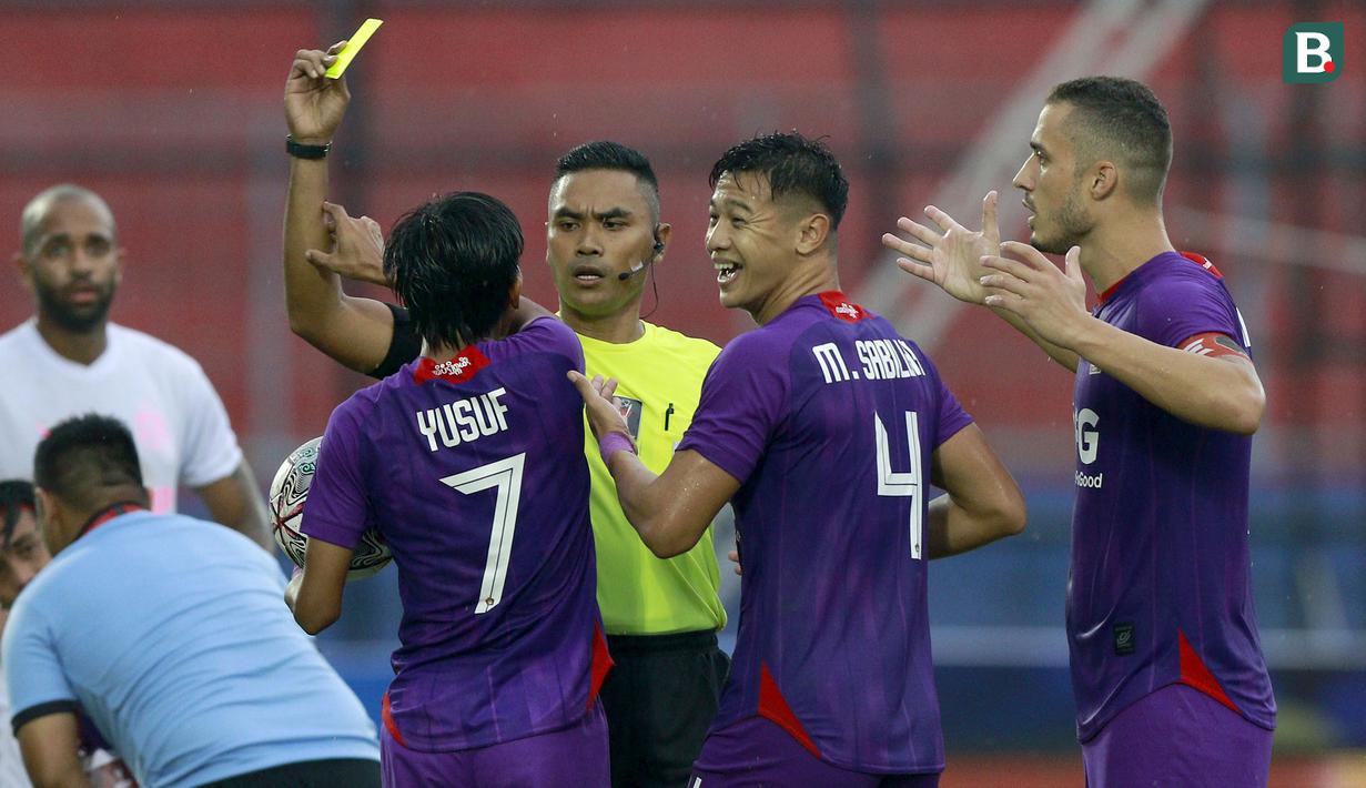 Para pemain Persik memprotes keputusan wasit Sance Lawita yang memberikan kartu kuning kepada Moh Al Amin Syukur Fisabillah (4) setelah melanggar pemain Persikabo 1973, Lucas Gama Moriera (kiri), dalam lanjutan pertandingan babak penyisihan Grup D Piala Presiden 2022 di Stadion Kanjuruhan, Malang, Jawa Timur, Minggu (12/6/2022). (Bola.com/Arief Bagus)