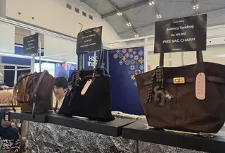 Temukan 8 item yang wajib dimiliki hijabers produktif untuk tampil stylish, nyaman, dan tetap fokus dalam segala aktivitas sehari-hari. Penasaran apa saja? (GlamLocal x Halal Indo Expo 2025)