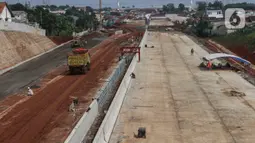 Suasana proyek pembangunan jalan tol Cinere-Jagorawi (Cijago) Seksi III di Kawasan Depok, Jakarta, Jumat (29/7/2022). Proyek strategis Nasional (PSN) Jalan Tol Cijago Seksi III ini merupakan tahapan terakhir yang menghubungkan kawasan Kukusan - Simpang Krukut yang tersambung dengan Jalan Tol Depok - Antasari (Desari) dan Simpang Krukut - cinere yang tersambung dengan Tol Serpong - Cinere dan ditargetkan selesai pada Oktober 2022 mendatang. (Liputan6.com/Johan Tallo)