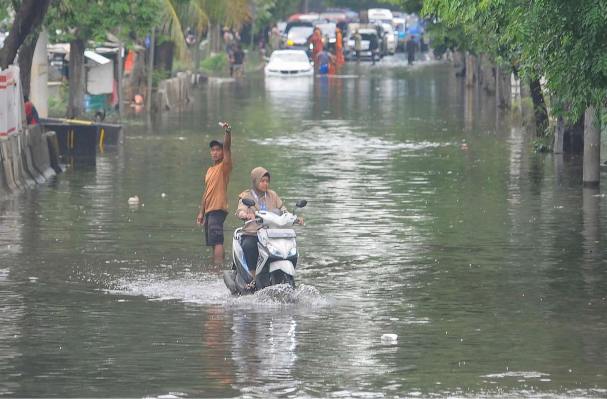 Mobil mewah mogok saat banjir rob di Muara Angke