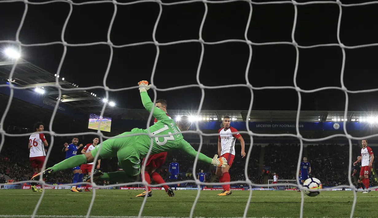 Pemain Leicester City, Riyad Mahrez (2kiri) mencetak gol ke gawang West Bromwich Albion pada laga Premier League di King Power Stadium, Leicester, (16/10/2017). Leicester bermain imbang 1-1. (Nick Potts/PA via AP)