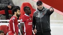 Pelatih Liverpool, Jurgen Klopp, memberikan arahan kepada Sadio Mane dan Mohamed Salah saat menghadapi Midtjylland pada laga Liga Champions 2020/2021 di Stadion Anfield, Rabu (28/10/2020) dini hari WIB. Liverpool menang 2-0 atas Midtjylland. (AFP/Peter Powell/pool)