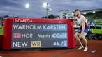 Pelari Norwegia Karsten Warholm melakukan selebrasi di depan papan skor usai memenangkan ajang Diamond League di Oslo, Norwegia, Kamis (1/7/2021). Karsten Warholm memecahkan rekor dunia lari gawang 400 meter putra dengan torehan waktu 46,70 detik. (Fredrik Hagen, NTB via AP)