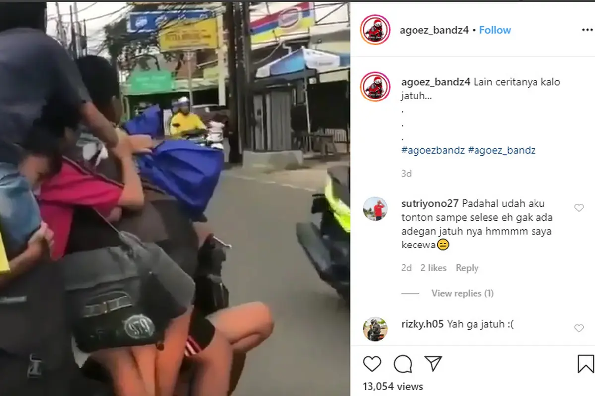 terlihat seorang remaja menggunakan motor dengan membawa lima temannya.