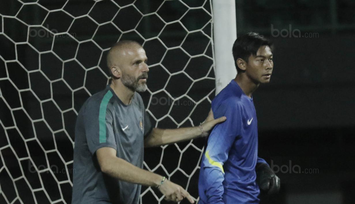 Kiper Indonesia, Satria Tama, bersama pelatih kiper, Eduardo Perez Moran saat latihan jelang laga melawan Fiji di Stadion Patriot, Bekasi, Kamis, (31/8/2017). Indonesia akan menjalani laga Persahabatan melawan Fiji. (Bola.com/M. Iqbal Ichsan)