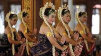 Sejumlah penari Bedhaya Ketawang sedang menarikan tarian sakral itu dalam tingalan dalem jumenenan ke-14 Paku Buwono XIII.(Liputan6.com/Fajar Abrori)
