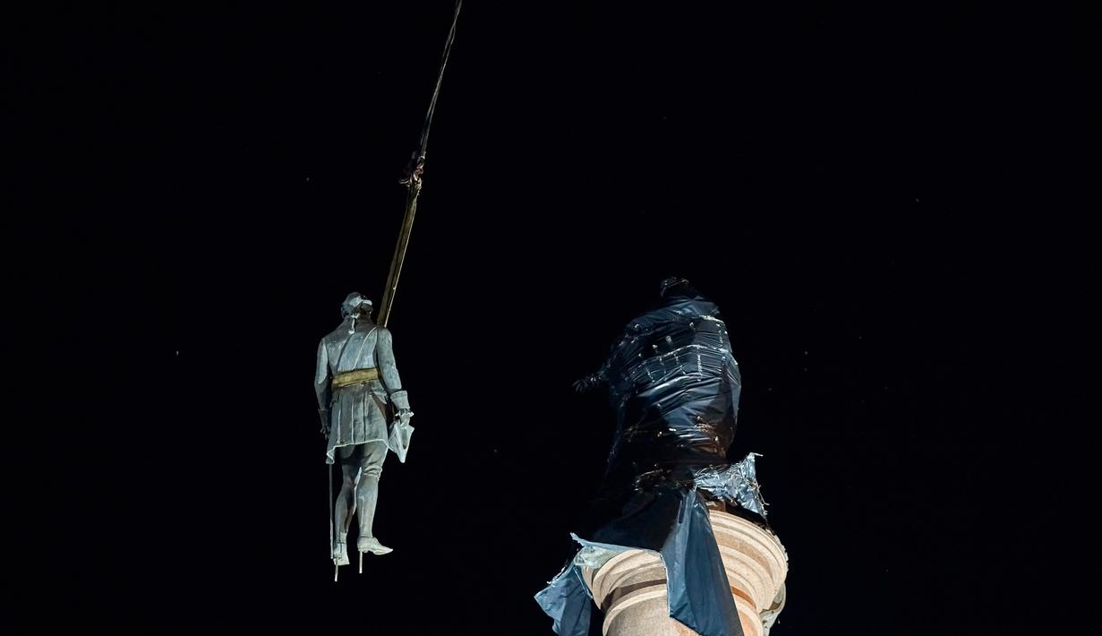 Pekerja memindahkan sebagian monumen untuk Catherine II yang juga dikenal sebagai "Monumen Pendiri Odesa" di Odesa, Ukraina, 29 Desember 2022. Keputusan untuk membongkar monumen yang terdiri dari patung Permaisuri Rusia Catherine II dan rekannya dibuat baru-baru ini oleh penduduk Odesa melalui pemungutan suara elektronik. (AP Photo/LIBKOS)