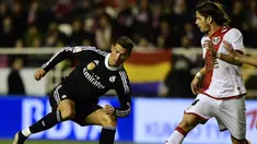 Ronaldo berhadapan dengan bek Rayo Vallecano, Ze Castro (AFP)