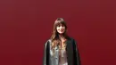 Dakota Johnson memukau dengan perpaduan sensual dan penuh gaya. Dakota Johnson mengenakan gaun putih bersulam bunga yang cukup tipis memperlihatkan dalamannya. Ia melapisinya dengan jaket kulit hitam, sepatu hak slingback paten, dan tas mini klasik jackie.  [Dok/Gucci].