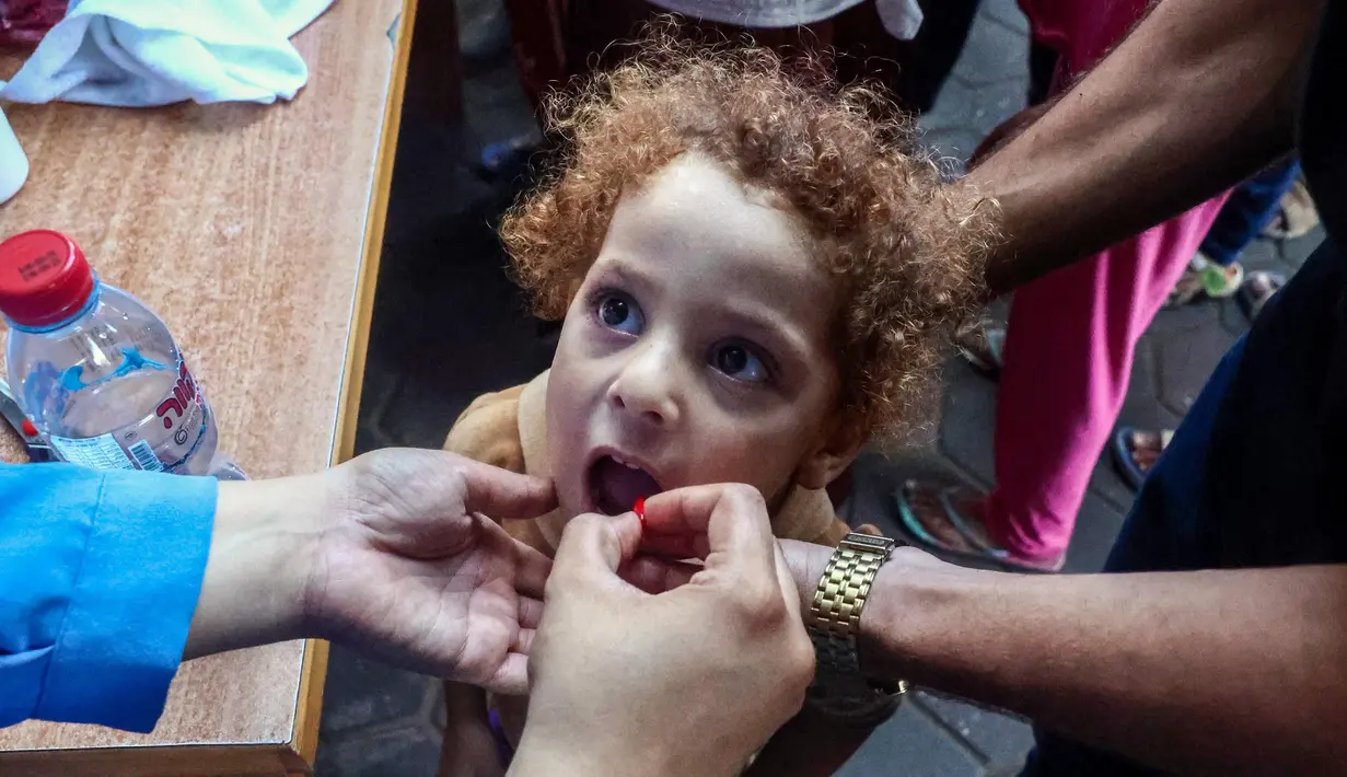 Vaksinasi tahap pertama dilakukan di bulan September setelah seorang bayi mengalami kelumpuhan sebagian akibat virus polio tipe 2 pada bulan Agustus lalu. (Eyad BABA/AFP)