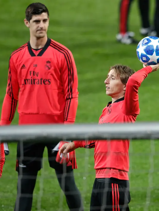 Kiper Real Madrid, Thibaut Courtois (kiri) dan Luka Modric saat berlatih di Stadion Doosan Arena, Plzen, Republik Ceko, Selasa (6/11). Real Madrid akan menghadapi Viktoria Plzen di Stadion Doosan Arena. (AP Photo/Petr David Josek)