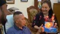 6 Potret Kondisi Terbaru Tukul Arwana, Kejutan Ultah ke-62 dari Sahabat Setia