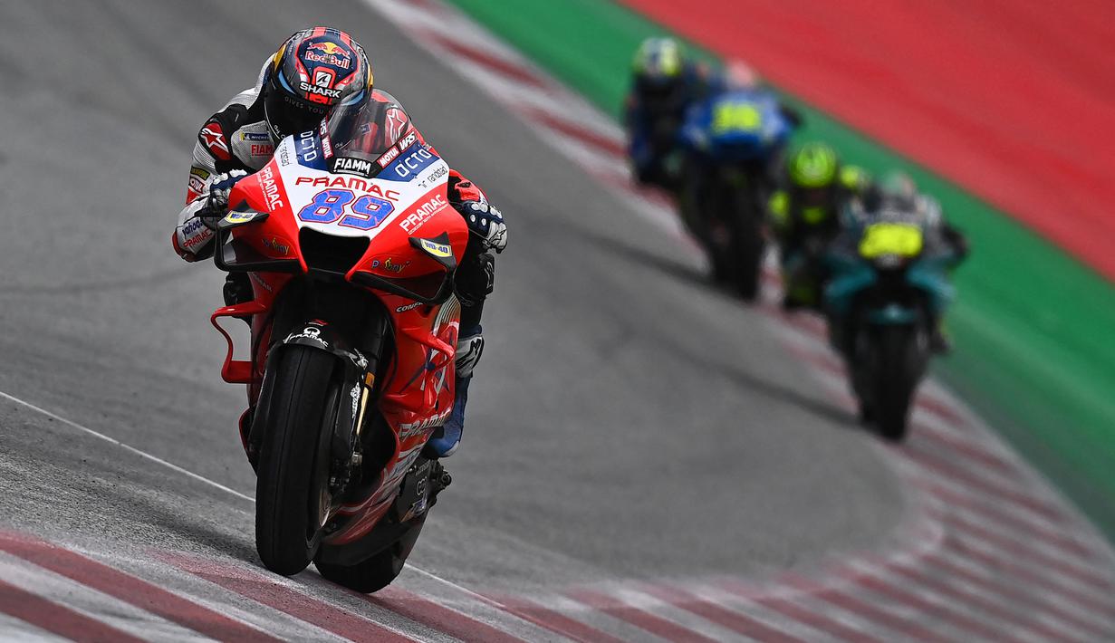 Usai lintasan dibersihkan akibat insiden tabrakan, balapan kembali dimulai. Jorge Martin (Pramac Ducati) sebagai pemegang pole position langsung memimpin balapan. (Foto: AFP/Joe Klamar)