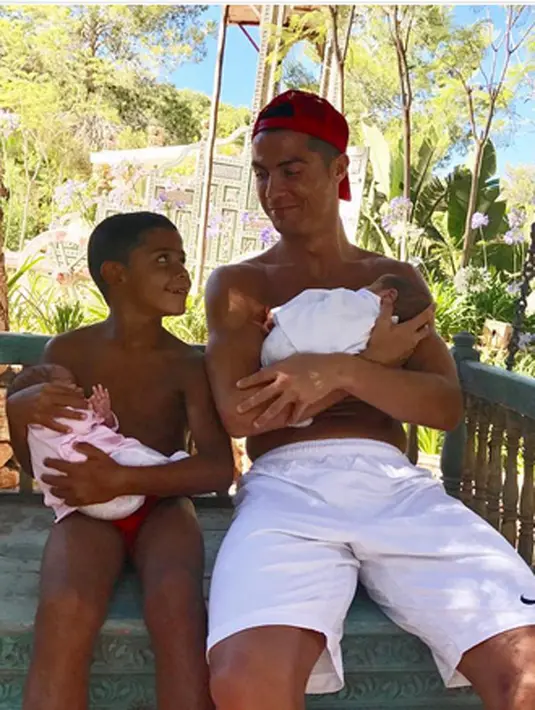 “Menari dapat membuat hati tersenyum. Terima kasih untuk guruku Basi dan Deisy untuk memberikan pelajaran pertama kalinya dalam Salsa. Aku senang,” tulis wanita berusia 23 tahun ini. (Instagram/cristiano)