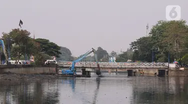 Alat berat tengah melakukan pengerukan lumpur di kali Mookervart, Jakarta Barat, Selasa (12/10/2021). Antisipasi banjir, Pemprov DKI Jakarta gelar gerebek lumpur di sepanjang aliran Kali Mookervart, pengerukan lumpur  untuk mengatasi permasalahan banjir di Jakarta. (Liputan6.com/Angga Yuniar)