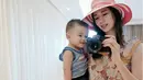 Pemeran Laura Basuki mengurus sendiri buah hatinya yang berusia 1 tahun 4 bulan. Tanpa jasa pengasuh alias babysitter, Laura secara bergantian mengurus Owen dengan suaminya, Leo Sanjaya. (Instagram/laurabas)