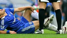 Gelandang Chelsea, Joe Cole mengerang kesakitan yang membuatnya cedera panjang dalam laga premiership di Stamford Bridge pada 5 Oktober 2008. AFP PHOTO/Carl de Souza