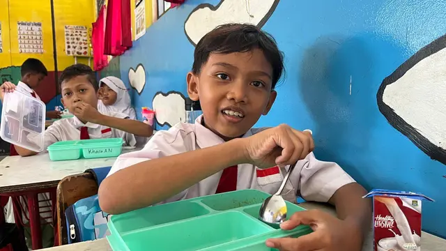 Salah seorang siswa menghabiskan makanan dalam program pembiasaan makan bergizi gratis. (Istimewa)