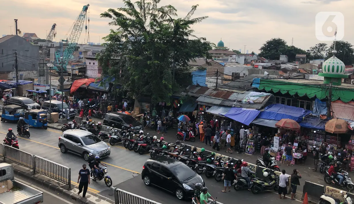 Suasana kawasan Pasar Gembrong yang dipadati warga di Jatinegara, Jakarta Timur, Minggu (31/5/2020). Meski penerapan Pembatasan Sosial Berskala Besar (PSBB) Jakarta masih berlaku, namun pasar yang khusus menjual pernak-pernik mainan anak ini kembali dipadati warga. (Liputan6.com/Immanuel Antonius)