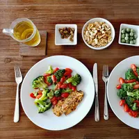 Mengenali konsep piring seimbang sebagai kunci utama untuk menjaga berat badan ideal dan meningkatkan energi harian tanpa rasa lapar. [Dok/Pexels.com/Zifeng Xia].