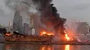 Sebuah kapal besar yang terbakar setelah ledakan besar di pelabuhan Kota Beirut, Lebanon (5/8/2020). Kuatnya ledakan di Beirut sampai kapal tersebut terangkat ke Daratan dan hancur. (AFP Photo)