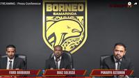 Manajer Borneo FC, Farid Abubakar (kiri), Boaz Solossa, dan COO Borneo FC, Ponaryo Astaman (kanan). (Tangkapan layar YouTube Borneo FC).