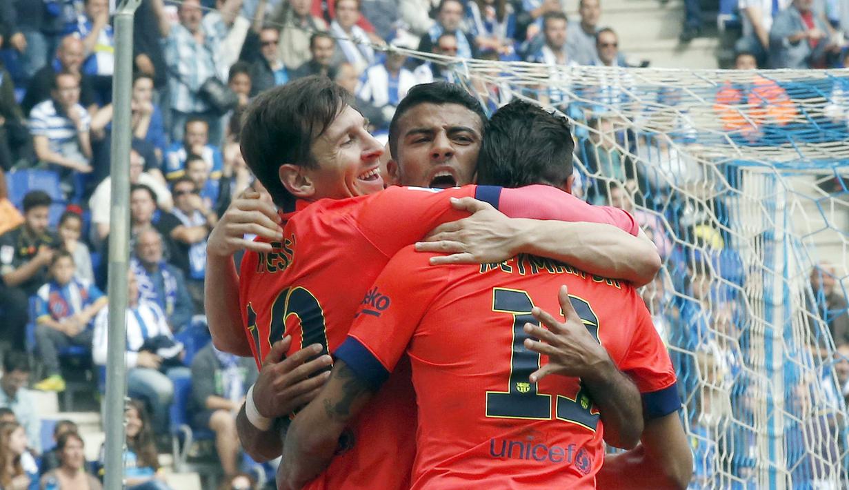 Selebrasi Lionel Messi bersama rekan-rekannya usai cetak gol kedua (REUTERS/Gustau Nacarino).