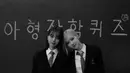 Dalam sebuah potret hitam-putih, Hyeri juga menampilkan kedekatannya dengan salah satu member BLACKPINK, Rose. Keduanya tampil memesona dibalut seragam sekolah. [Foto: Instagram/hyeri_0609]