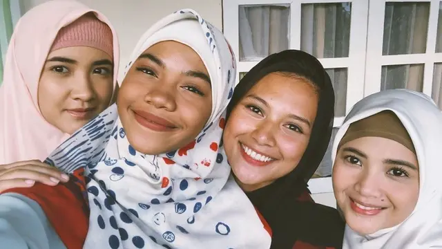 6 Gaya Berhijab Indah Permatasari, Pemeran Nayla di Sinetron Pesantren Rock N' Dut