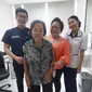 Pasien Lansia ibu Lydia (96 tahun) yang kini kembali beraktivitas setelah menjalani Hip Replacement bersama Dokter Gerald Sp.OT. Foto: Siloam Hospitals
