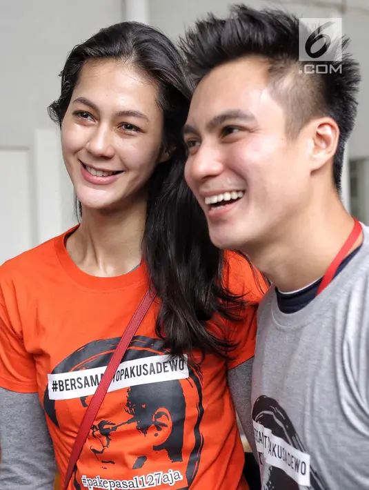 Pasangan Baim Wong dan Paula Verhoeven tersenyum saat hadir dalam sidang aktor Tio Pakusadewo di PN Jakarta Selatan, Jakarta, Kamis (28/6). Sebelumnya Tio dituntut 6 tahun penjara dan denda sebesar Rp 800 juta. (Liputan6.com/Faizal Fanani)