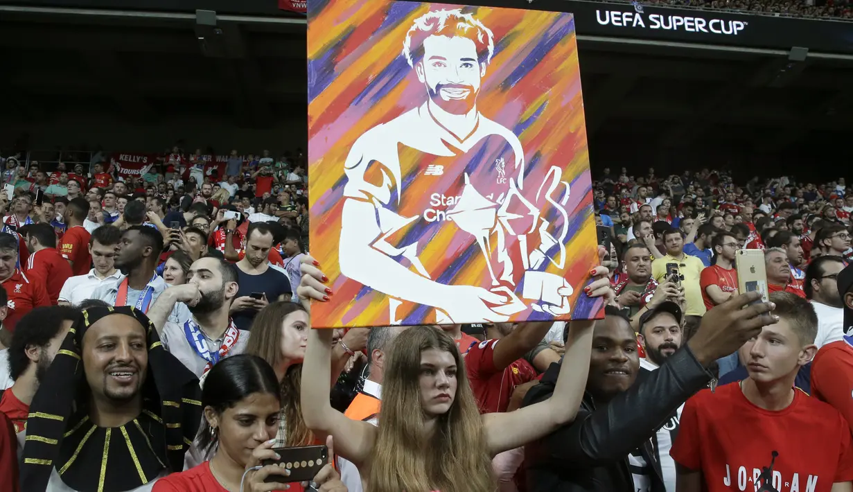 Fans wanita membawa poster pemain Liverpool Mohamed Salah sebelum pertandingan melawan Chelsea di Piala Super Eropa 2019  Chelsea di Besiktas Park, Istanbul, Turki (14/8/2019). (AP Photo/Thanassis Stavrakis)